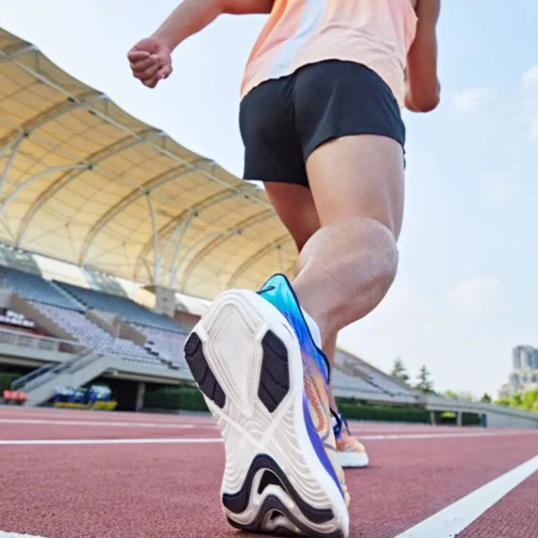 ¿Deberías llevar zapatillas de running con placa de carbono a diario? Esto es lo que los corredores deben saber